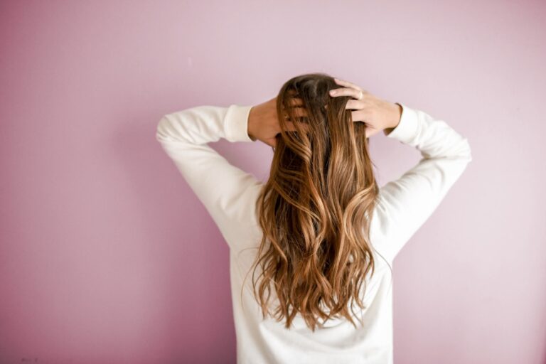 Comment utiliser l&rsquo;huile de nigelle pour les cheveux : astuces et recettes